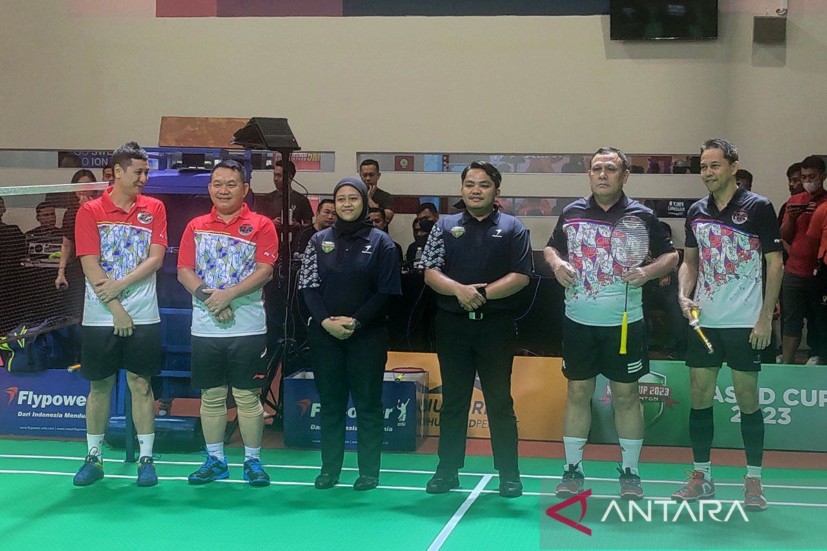 Firli bermain badminton kemarin dan menyebabkan kebakaran di Gunung Merbabu.