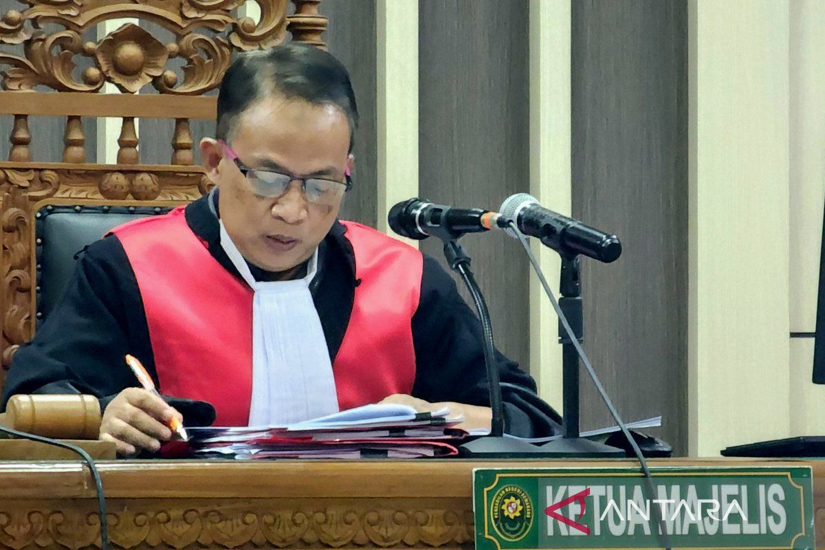 Tiga mantan pejabat yang memberi suap kepada Bupati Pemalang dijatuhi hukuman selama satu tahun.