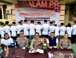 Polresta Banjarmasin menangkap 15 remaja yang menyerang warga dengan menggunakan senjata tajam.