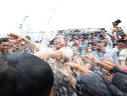 Warga Desa Karanganyar Sukabumi Menyerbu Prabowo Saat Membagikan Cokelat