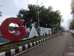 Polisi memberlakukan kebijakan lalu lintas bebas kendaraan di jalan utama Garut saat Tahun Baru