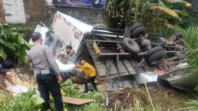 Truk Mengangkut Stik Es Krim Asal Surabaya Terperosok di Kebun Warga Purbalingga