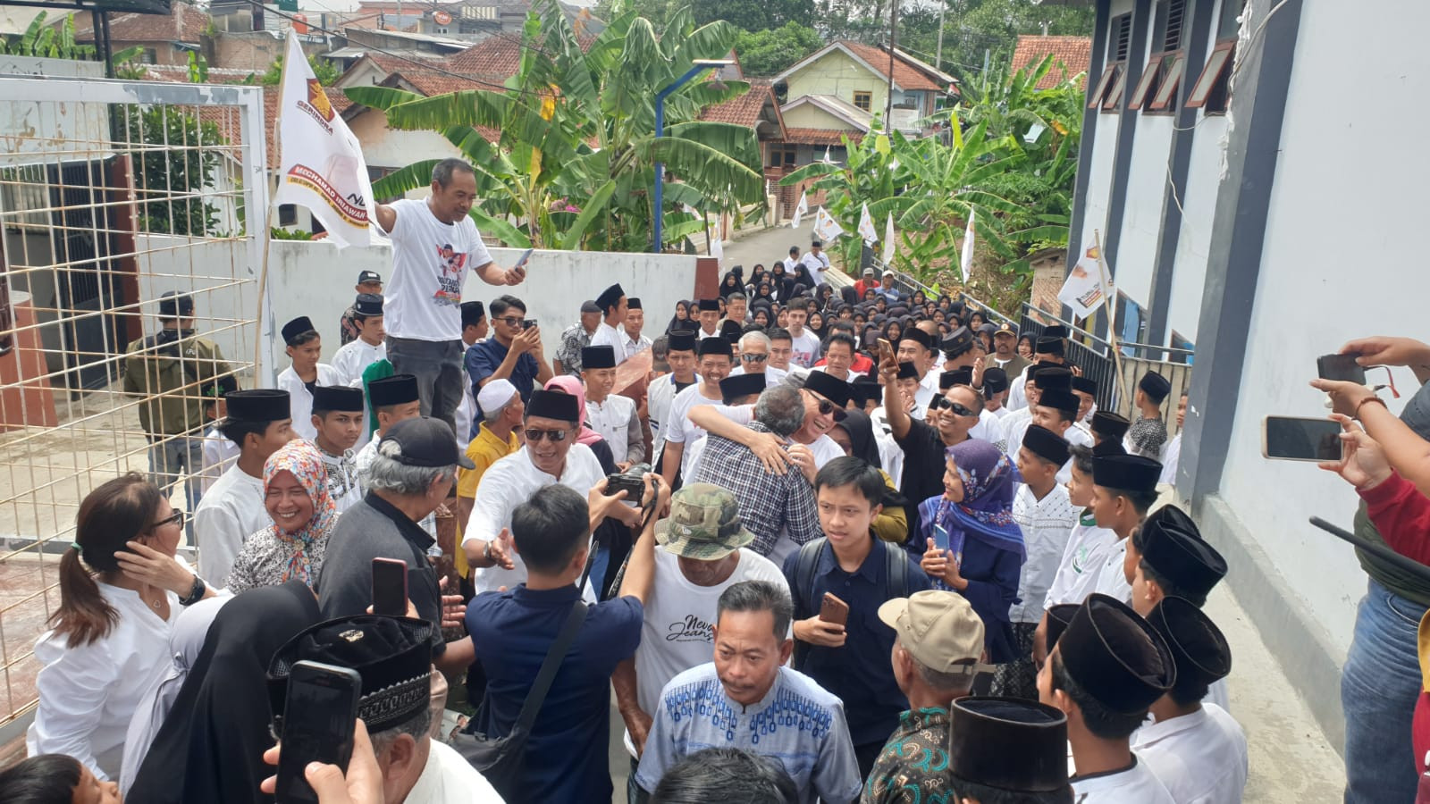 Ratusan Warga Sambut Kedatangan Iwan Bule Saat Pulang Kampung