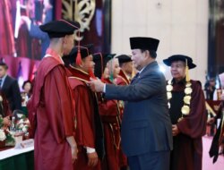 Prabowo Subianto Muncul di Acara Wisuda UKRI dan Mendorong Anak-anak Muda untuk Menjadi Pemimpin yang Peduli pada Rakyat