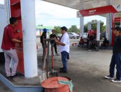 Polres Touna melakukan pemeriksaan di SPBU untuk mencegah kecurangan saat pengisian BBM sebelum mudik