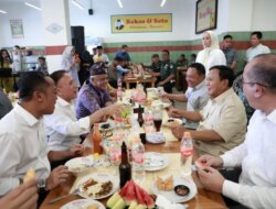 Prabowo Subianto Datang Makan Bakso di Cimahi, Nyanyi Bersama dan Disambut Meriah oleh Warga