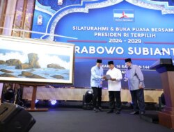 SBY Hadiahkan Lukisan Tangan kepada Prabowo Subianto pada Acara Silaturahmi dan Bukber Partai Demokrat