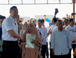 Menteri AHY menyerahkan sertifikat tanah kepada ratusan korban bencana di Palu