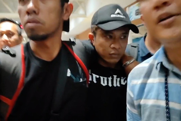 Pelaku pembunuhan utama yang dicor di belakang distro tiba di Palembang