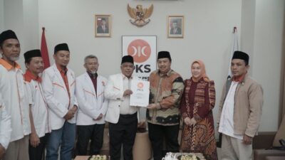 PKS Menyerahkan Surat Keputusan untuk Warsubi di Pilkada Jombang