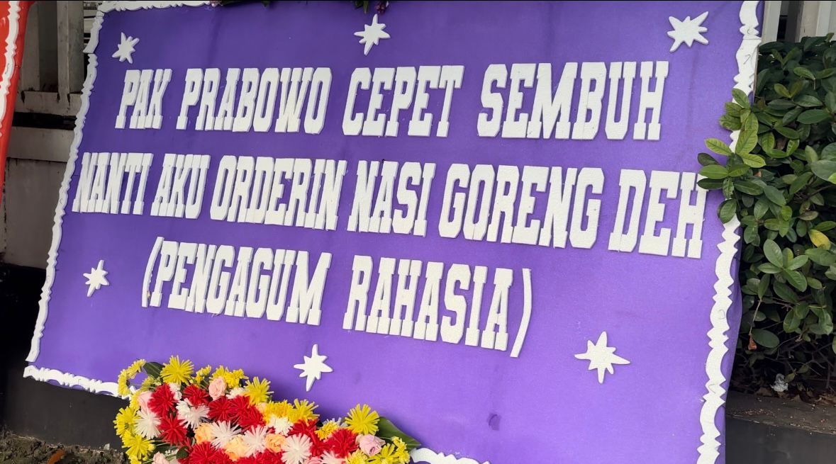 Karangan bunga dukungan dari warga dan pejabat untuk Prabowo Subianto setelah operasi di RSPPN Bintaro