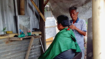 Kisah Pak Ikhlas, Pemilik Salon Potong Rambut “Seikhlasnya” di Jember