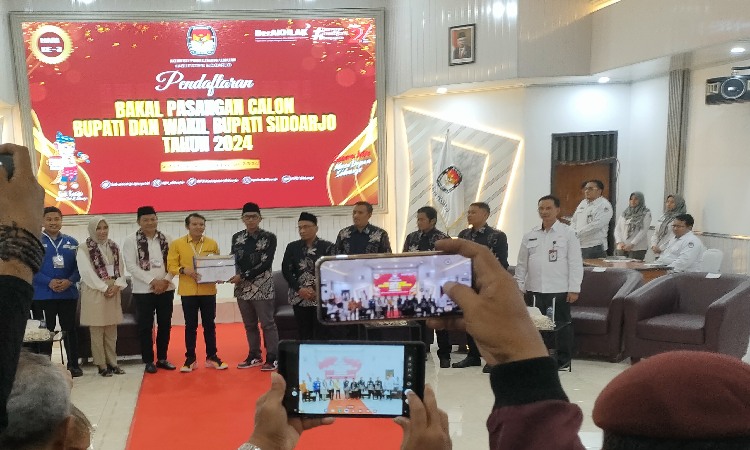 KPU Sidoarjo Menerima Pendaftaran Paslon Subandi-Mimik yang Didukung oleh Gerindra, Golkar, dan Demokrat