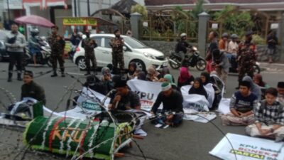 Relawan Caleg Terpilih PKB Ra Gopong, Kembali Melakukan Aksi Damai di Kantor KPU Jember