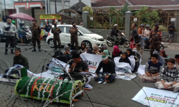 Relawan Caleg Terpilih PKB Ra Gopong, Kembali Melakukan Aksi Damai di Kantor KPU Jember