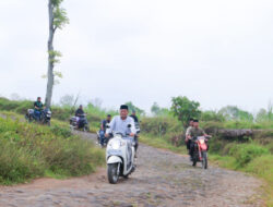 Gus Makki mendengarkan keluhan warga Dusun di Kalibaru tentang penerangan, jalan rusak, dan kebutuhan pupuk