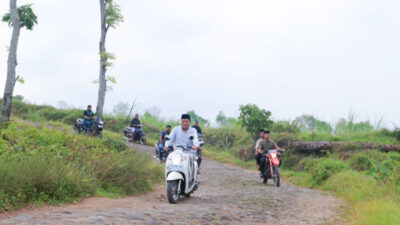 Gus Makki mendengarkan keluhan warga Dusun di Kalibaru tentang penerangan, jalan rusak, dan kebutuhan pupuk