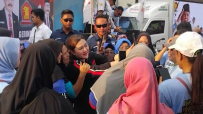 Ratusan Warga Cilacap Bergembira Senam Bareng Vicky Shu dan Berfoto Selfi