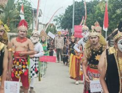 Pawai Gunungan dan Drama Kemerdekaan Memeriahkan Festival Budaya “Pesona Desa Bawang” di Banjarnegara