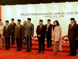 Prabowo Subianto dan Jokowi Bersama-sama Naik Mobil Kepresidenan RI 1 Menuju Pelantikan Anggota DPR Terpilih