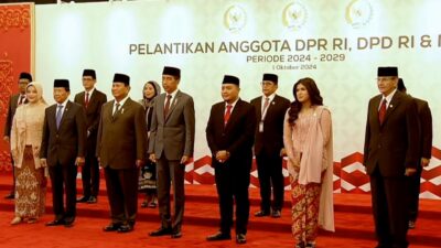 Prabowo Subianto dan Jokowi Bersama-sama Naik Mobil Kepresidenan RI 1 Menuju Pelantikan Anggota DPR Terpilih