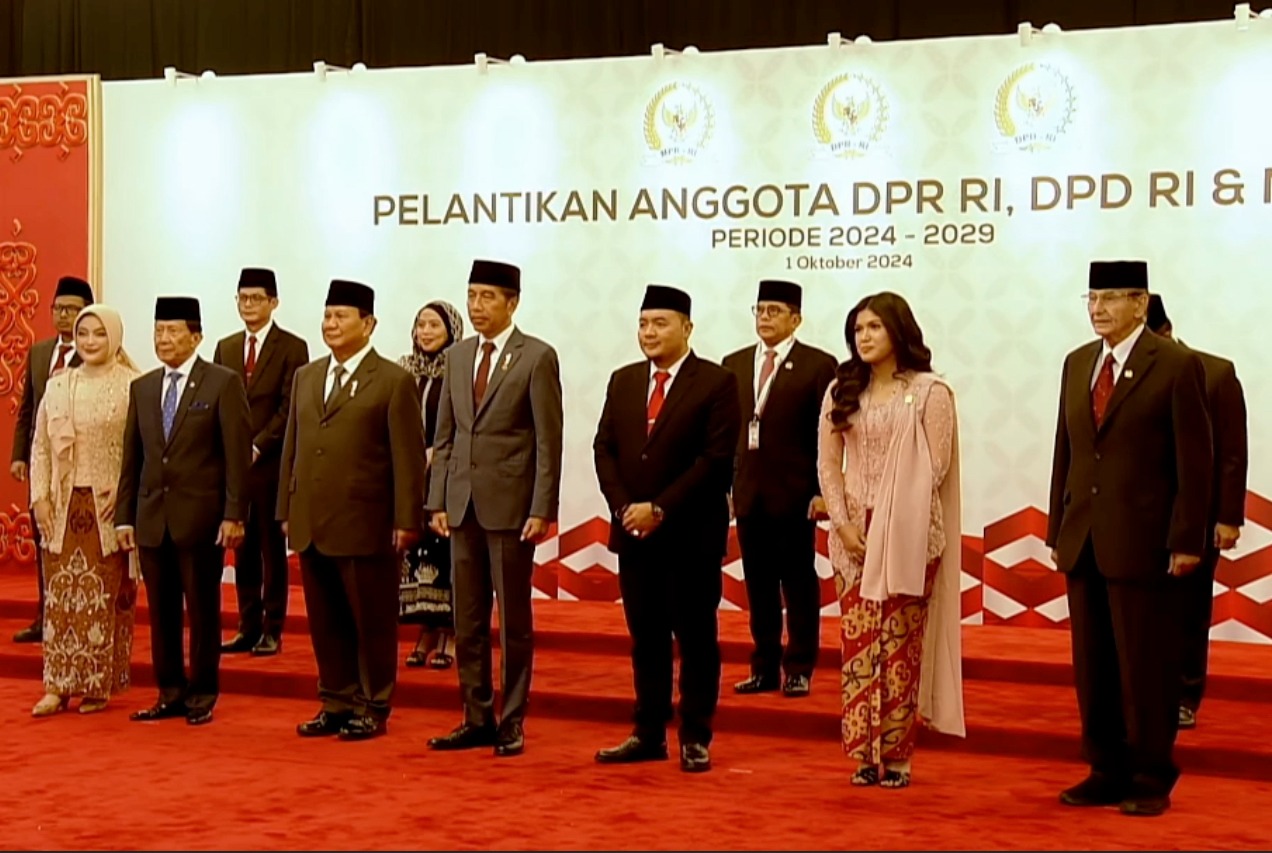 Prabowo Subianto dan Jokowi Bersama-sama Naik Mobil Kepresidenan RI 1 Menuju Pelantikan Anggota DPR Terpilih