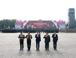 Jokowi and Prabowo Subianto Drive Together in Pindad Jeep to Review Troops at Presidential Inauguration Security Event