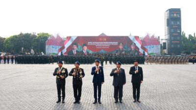 Jokowi and Prabowo Subianto Drive Together in Pindad Jeep to Review Troops at Presidential Inauguration Security Event