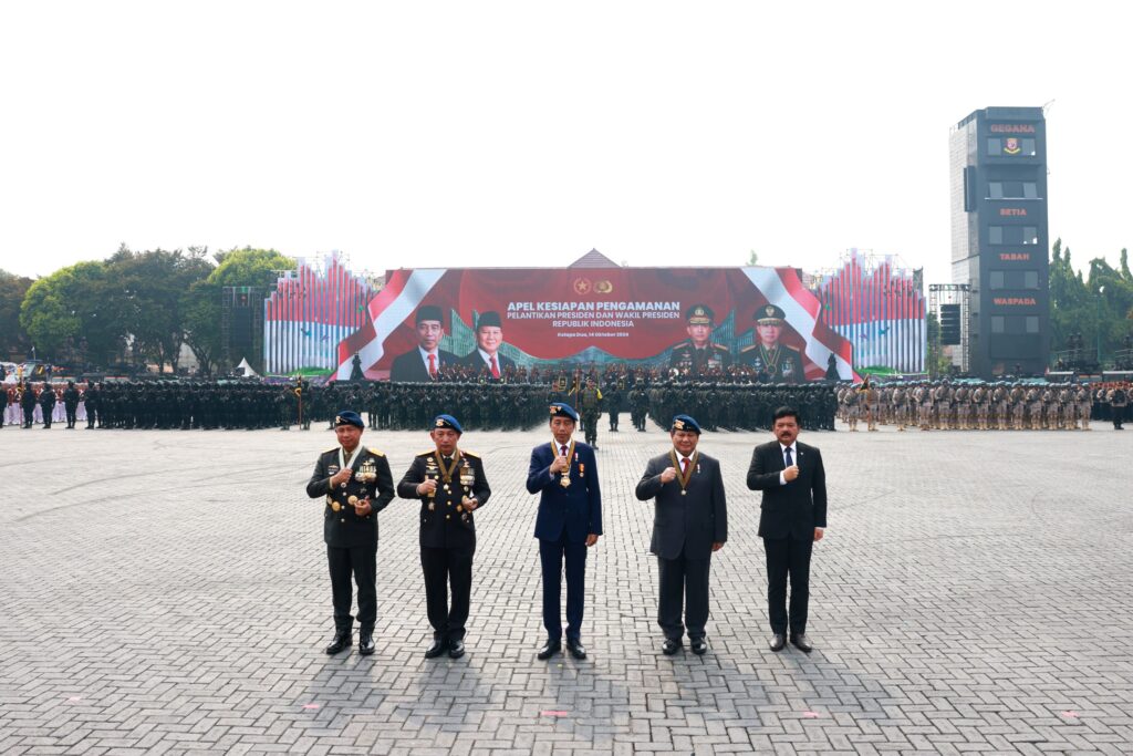 Jokowi and Prabowo Subianto Drive Together in Pindad Jeep to Review Troops at Presidential Inauguration Security Event