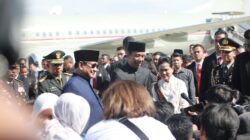 Prabowo Subianto accompanies Jokowi to Halim and wishes him well for the future.