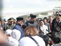 Prabowo Subianto accompanies Jokowi to Halim and wishes him well for the future.