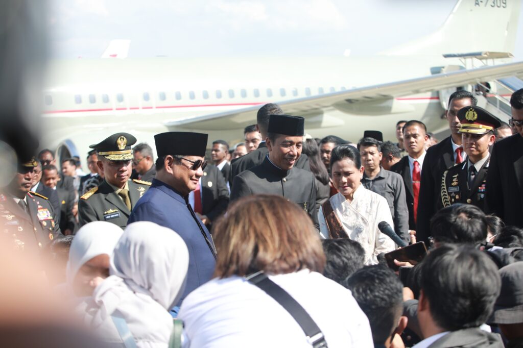 Prabowo Subianto accompanies Jokowi to Halim and wishes him well for the future.