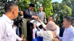 Citizens Overwhelmed with Tears of Joy and Prayers as They Meet Prabowo Subianto: “I Finally Got His Autograph”