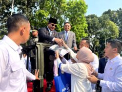 Citizens Overwhelmed with Tears of Joy and Prayers as They Meet Prabowo Subianto: “I Finally Got His Autograph”