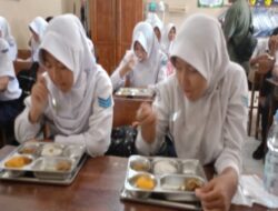 “Perdana: 760 Siswa SMPN 8 Cilacap Nikmati Makan Bergizi Gratis”