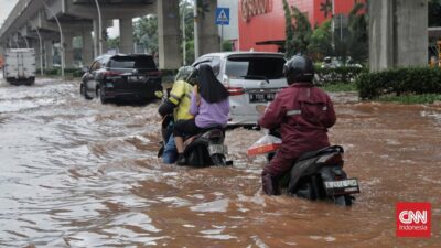 Lampu Merah Puri Kembangan Banjir dan Macet di Cengkareng-Kebon Jeruk