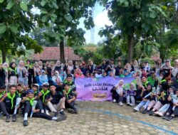 Berbagi Bunga Menebar Cinta: Momen Bahagia Sekolah Perempuan Jember