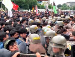 Bentrok Mahasiswa Surabaya & Polisi: Aksi Indonesia Gelap
