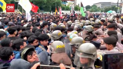 Bentrok Mahasiswa Surabaya & Polisi: Aksi Indonesia Gelap