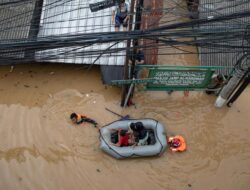 Evakuasi Banjir Jaksel: Perahu Terbalik, Anak 7 Tahun Hanyut