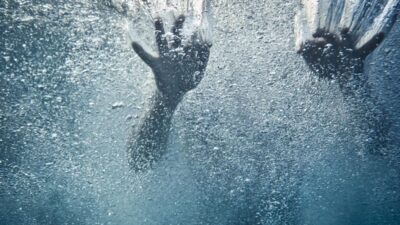 Pemudik Suami-Istri Merak Nyemplung ke Laut Saat Naik Kapal