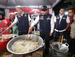 Gus Ipul dan Agus Jabo Siapkan Makan Sahur untuk Korban Banjir Bekasi