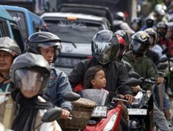 Kecelakaan di Jalan Dewi Sartika Mengakibatkan Macet Total