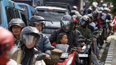 Kecelakaan di Jalan Dewi Sartika Mengakibatkan Macet Total