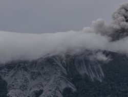 Erupsi Gunung Ibu Halmahera Barat: Abu Vulkanik 1,2 Km