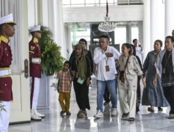 Prabowo Rayakan Lebaran Perdana dengan Sapaan Langsung di Istana