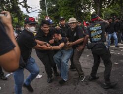 Jurnalis Demo UU TNI Laporkan Kekerasan ke Polda Jatim