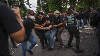 Jurnalis Demo UU TNI Laporkan Kekerasan ke Polda Jatim