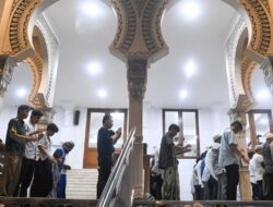 Salat Tarawih Terakhir Umat Muslim Bali di Tengah Perayaan Nyepi