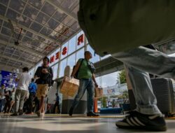 Padat Pemudik: Kepadatan di Stasiun Pasar Senen Jakarta